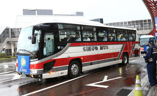 西武ナインを乗せ新千歳空港から札幌ドームへ向かうバス(撮影・江口和貴)