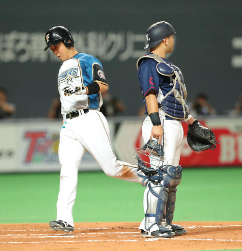 日本ハム対西武 3回裏日本ハム2死一、二塁、西武中村の悪送球でボールがこばれる間に生還する日本ハム鶴岡(撮影・佐藤翔太)