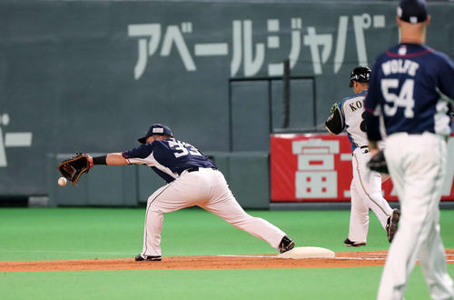 日本ハム対西武 3回裏日本ハム2死一、二塁、中村の送球を捕れない西武山川(左)(撮影・鈴木正人)