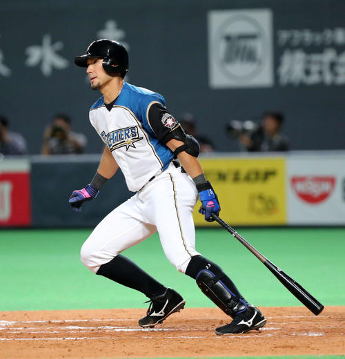日本ハム対西武 5回裏日本ハム無死一塁、大田は左越え適時二塁打を放つ(撮影・鈴木正人)