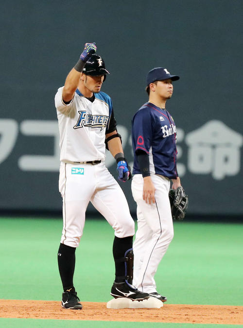 日本ハム対西武 5回裏日本ハム無死一塁、大田は左越え適時二塁打を放ちガッツポーズ(撮影・鈴木正人)