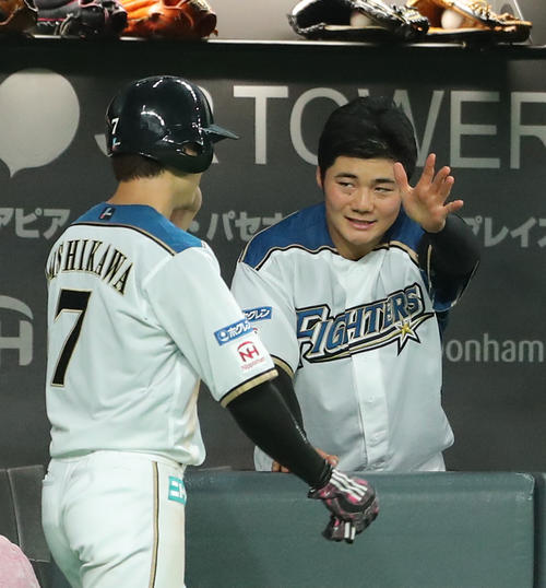 日本ハム対西武 5回裏日本ハム無死二塁、大田の適時二塁打で生還した西川(左手前)を出迎える清宮(撮影・佐藤翔太)