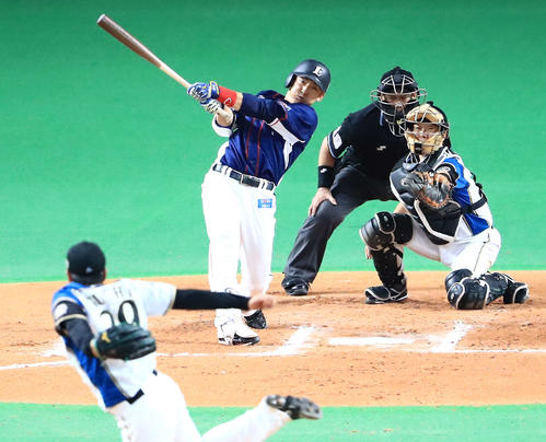 日本ハム対西武 6回表西武1死一、三塁、犠飛を放つ栗山(撮影・江口和貴)