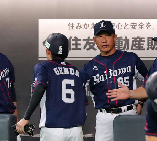 日本ハム対西武 6回表西武1死一、三塁、桐山の犠飛で生還した源田(左)をベンチで迎える辻監督(撮影・鈴木正人)