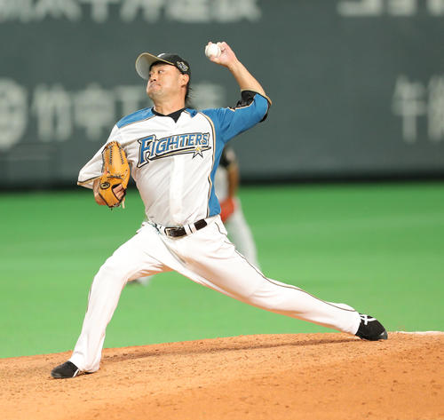 日本ハム対西武 7回途中から登板する日本ハム石井裕(撮影・佐藤翔太)