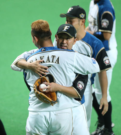 日本ハム対西武 今季限りで引退の石井裕(右)は中田と抱き合う(撮影・梅根麻紀)