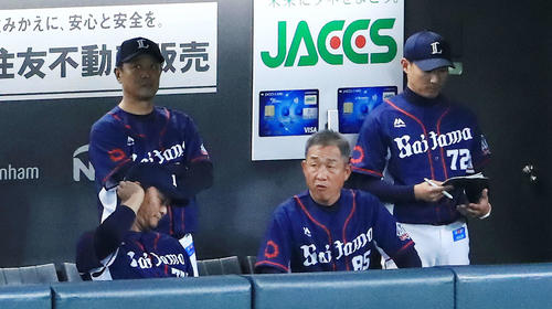 日本ハム対西武 8回裏開始前、ベンチに座る西武辻監督(中央)(撮影・江口和貴)