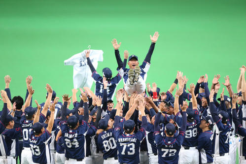 日本ハム対西武 優勝を決め胴上げされる辻発彦監督(撮影・梅根麻紀)