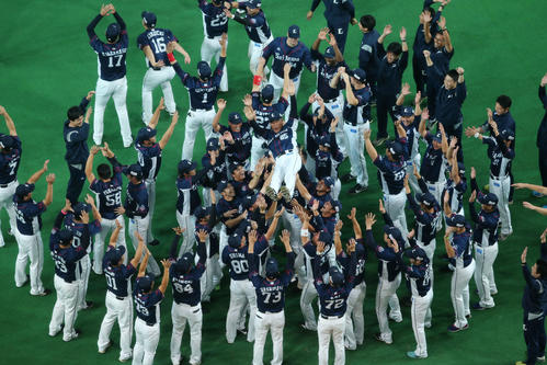 日本ハム対西武 10年ぶりの優勝を決め胴上げされる西武辻監督(撮影・井上学)