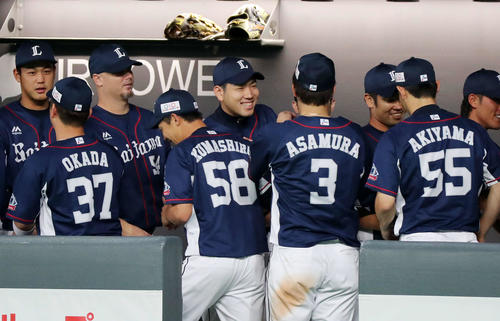日本ハム対西武 試合終了後、笑顔を見せる西武菊池雄星(中央)(撮影・鈴木正人)