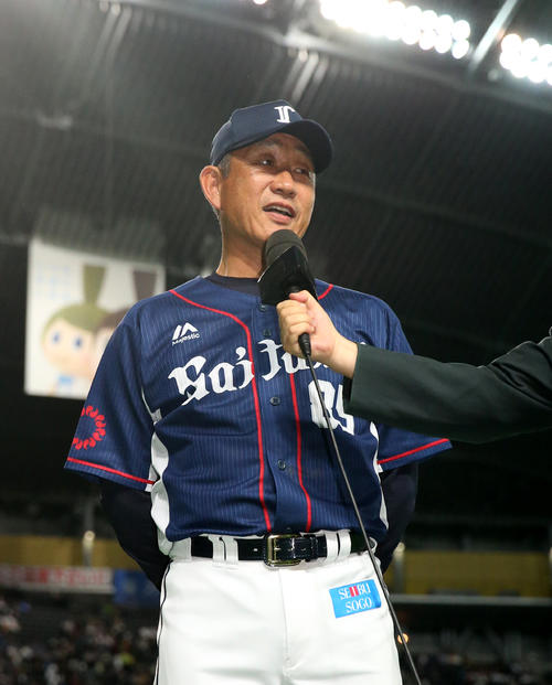 日本ハム対西武 リーグ優勝を果たし笑顔でインタビューに応じる西武辻監督(撮影・佐藤翔太)
