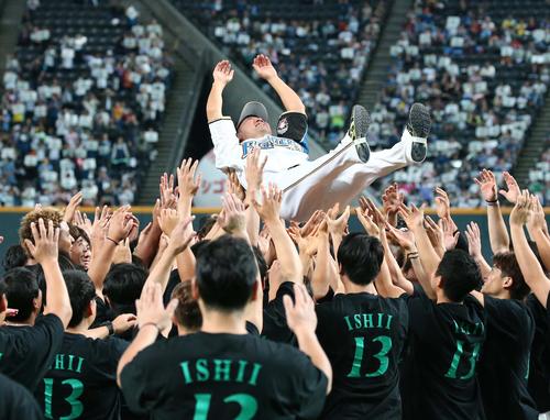 日本ハム対西武 引退する石井裕はナインから胴上げされる(撮影・黒川智章)