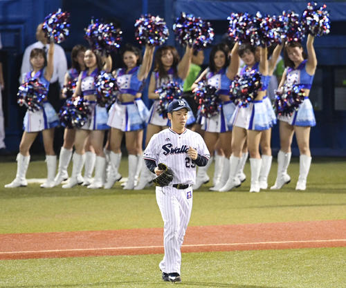 ヤクルト対巨人 ヤクルト先発の小川は小走りでマウンドへ向かう(撮影・山崎安昭)