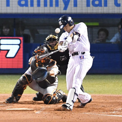 ヤクルト対巨人 2回裏ヤクルト無死一塁、大引は左越え2点本塁打を放つ(撮影・山崎安昭)