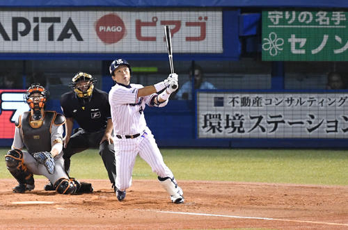 ヤクルト対巨人 4回裏ヤクルト無死、大引は左越えへ2打席連続の本塁打を放つ(撮影・山崎安昭)