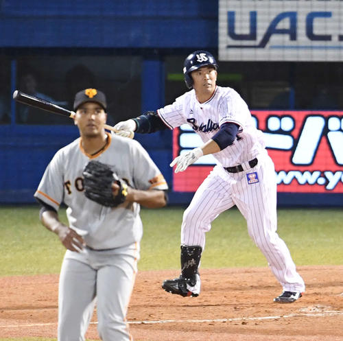 ヤクルト対巨人 5回裏ヤクルト1死一、三塁、雄平は左越え3点本塁打を放つ。投手アダメス(撮影・山崎安昭)