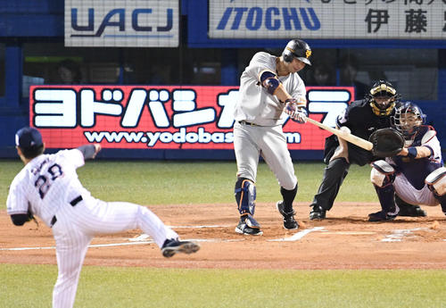 ヤクルト対巨人 7回表巨人無死、阿部は右越えソロ本塁打を放つ。投手小川(撮影・山崎安昭)