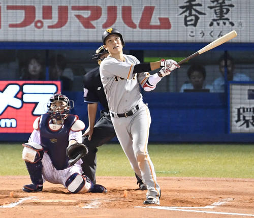 ヤクルト対巨人 8回表巨人無死、坂本勇は左越えソロ本塁打を放つ(撮影・山崎安昭)