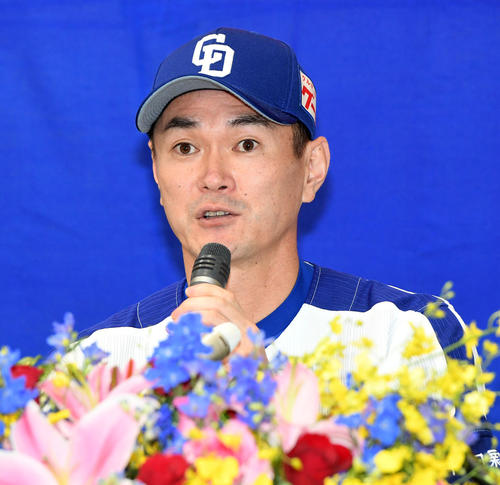 引退会見を行った岩瀬（撮影・前岡正明）