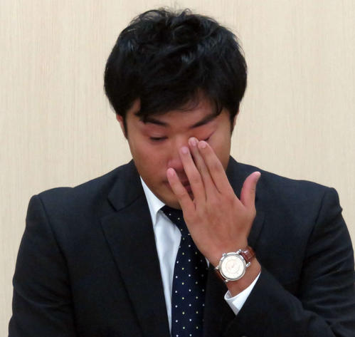 来季の契約を結ばないと球団から通達されたヤクルト由規は、涙を流しながら退団を表明(撮影・浜本卓也)