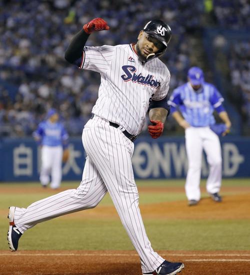 1回、DeNA平良(右)から先制2ランを放ち、ガッツポーズするヤクルト・バレンティン(共同)