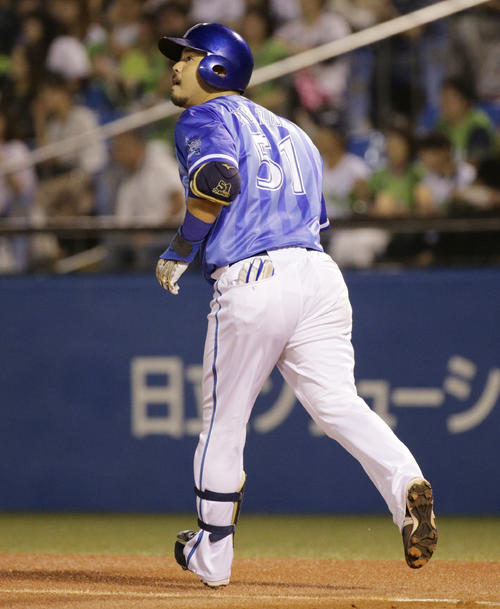 ヤクルト対DeNA 5回表DeNA2死、本塁打を放つ宮崎(撮影・中島郁夫)