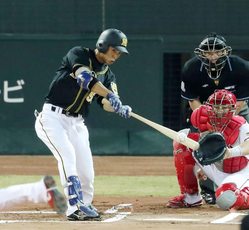 広島対阪神　1回表阪神無死一塁、島田は右前打を放ちプロ初安打を記録（撮影・加藤哉）