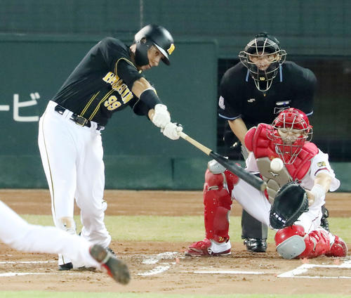 広島対阪神　1回表阪神2死二、三塁、ナバーロは中前適時打を放つ（撮影・加藤哉）