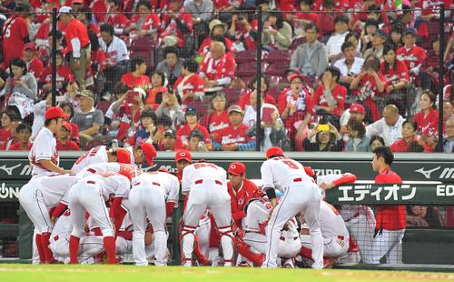 4回攻撃前に円陣を組む広島ナイン（撮影・上田博志）