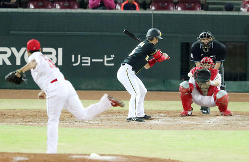 9回表阪神無死、代打西岡は見逃し三振（撮影・加藤哉）