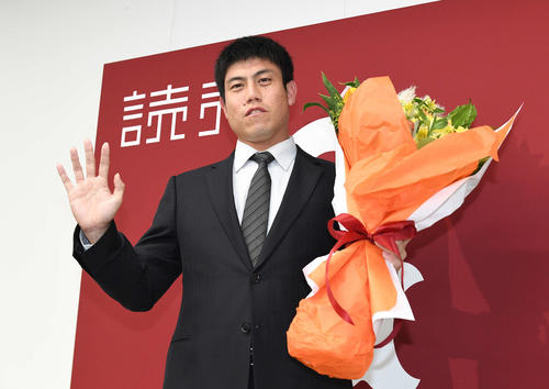 今季限りでの引退を表明し、カメラに向かって手を振る巨人西村（撮影・鈴木みどり）