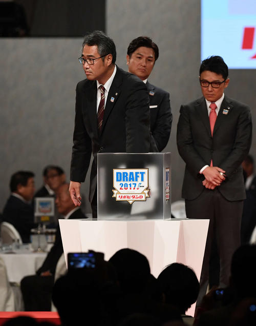 17年10月、ドラフト会議の1巡目で早実・清宮を指名し左手でくじを引き当てる日本ハム木田GM補佐(手前)