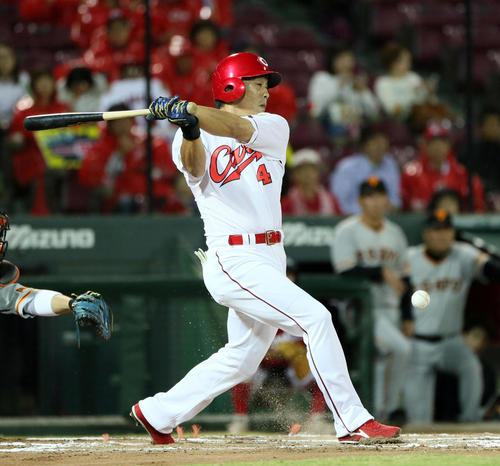 1回裏広島無死、天谷宗一郎は捕ゴロに倒れる（撮影・栗木一考）