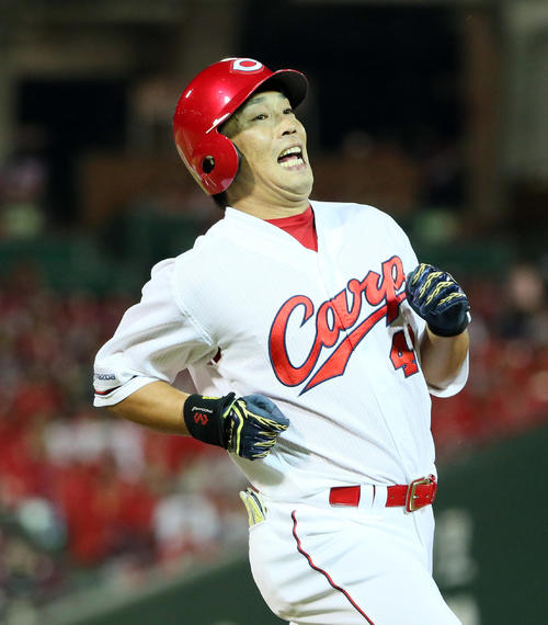 天谷宗一郎は捕ゴロに倒れる（撮影・栗木一考）