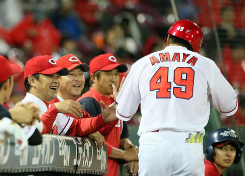 捕ゴロに倒れた天谷（右）を笑顔で迎える緒方監督（左）（撮影・栗木一考）