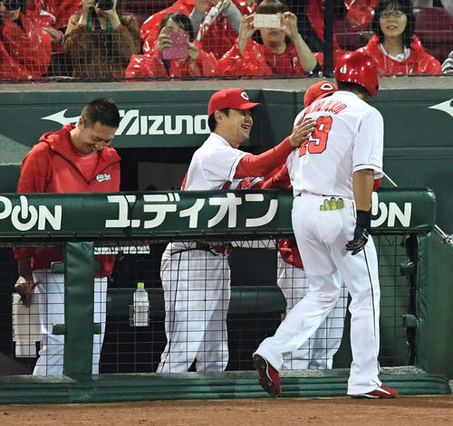 緒方監督（中央）は捕ゴロに倒れた天谷（右）に声をかける（撮影・山崎安昭）