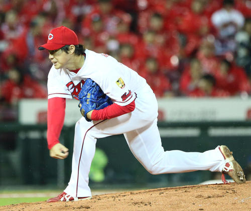 巨人打線を相手に力投する広島野村祐輔（撮影・栗木一考）