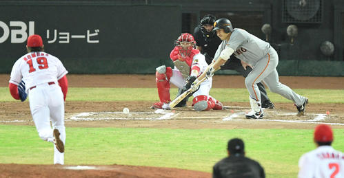 6回表巨人1死一、三塁、菅野はセーフティースクイズを決める。投手野村（撮影・山崎安昭）