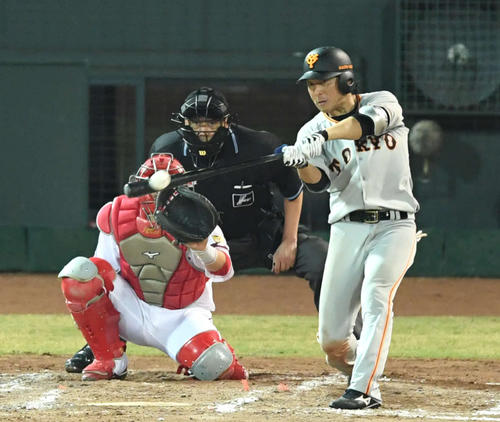 8回表巨人無死、長野は左越えソロ本塁打を放つ（撮影・山崎安昭）
