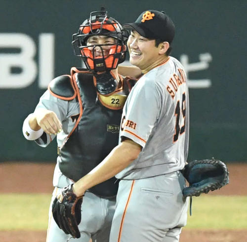 完封勝利を挙げた菅野（右）は小林と歓喜のハグ（撮影・山崎安昭）