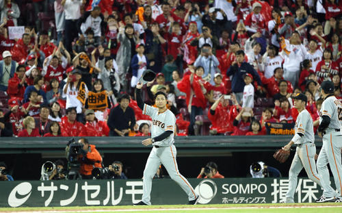 広島との最終戦を終え、ファンの声援に応える高橋由伸監督（撮影・栗木一考）