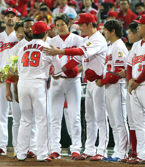 引退セレモニーで新井貴浩（中央）にあいさつする天谷宗一郎（撮影・栗木一考）