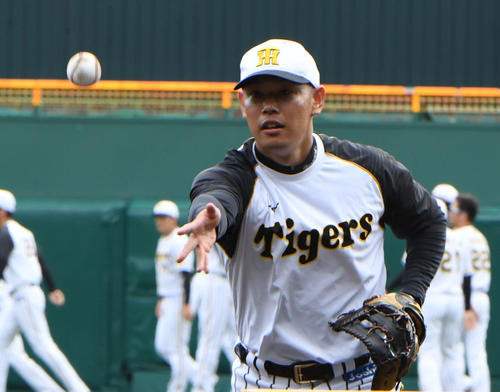 阪神対中日　一塁守備練習をする原口文仁（撮影・奥田泰也）