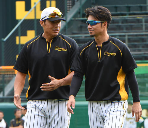 阪神対中日　練習中、エフレン・ナバーロ（左）は鳥谷敬と話す（撮影・奥田泰也）