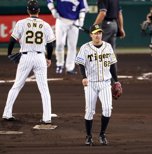 阪神対中日　2回表中日無死一塁、平田の打球を後逸し悔しそうな表情を見せる遊撃手植田（撮影・前田充）