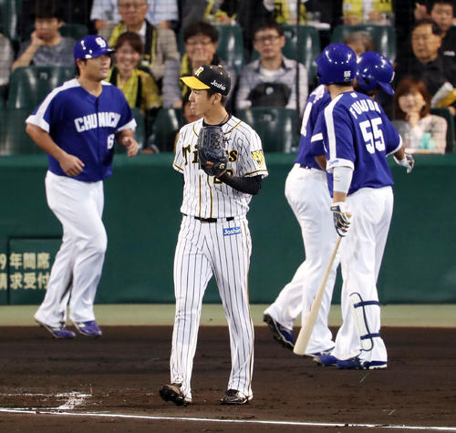 阪神対中日　2回表中日無死二、三塁、高橋に先制の右前2点適時打を浴びる小野（撮影・前田充）