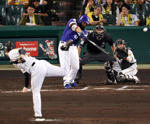 阪神対中日　6回表中日無死一塁、左越え2点本塁打を放つアルモンテ（撮影・前田充）