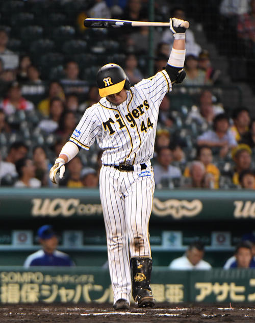 阪神対中日　6回裏阪神2死一、三塁、梅野隆太郎は三振に倒れバットを地面に叩きつける（撮影・奥田泰也）