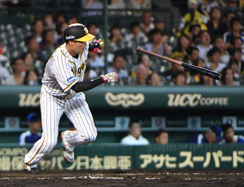 阪神対中日　8回裏阪神1死満塁、大山悠輔は遊ゴロ内野安打を放つ（撮影・奥田泰也）
