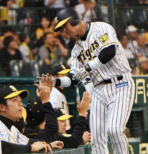 阪神対中日　8回裏阪神1死満塁、大山悠輔の遊ゴロ内野安打で原口文仁が生還、ナインとタッチを交わす（撮影・奥田泰也）